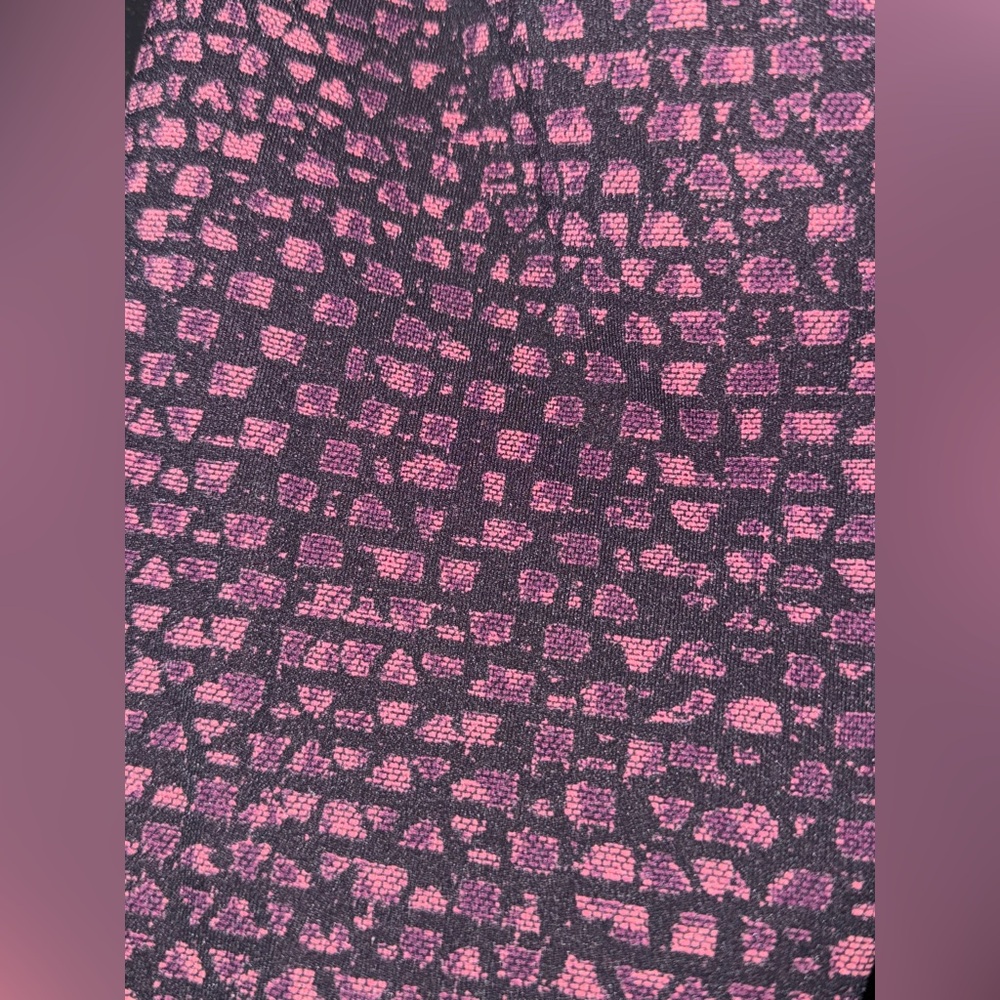 Lululemon Leggings in Pink & Black Pattern, Size 4 - Picture 6 of 8